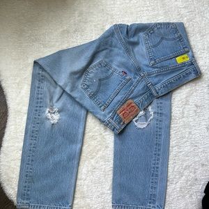 Levi’s straight legged relaxed jeans